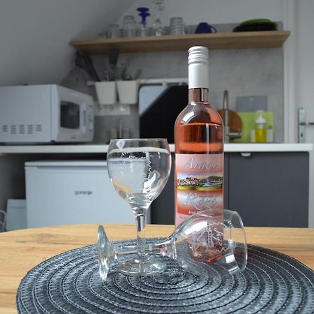 ティハニ Rebeka Panzio Bed & Breakfast エクステリア 写真