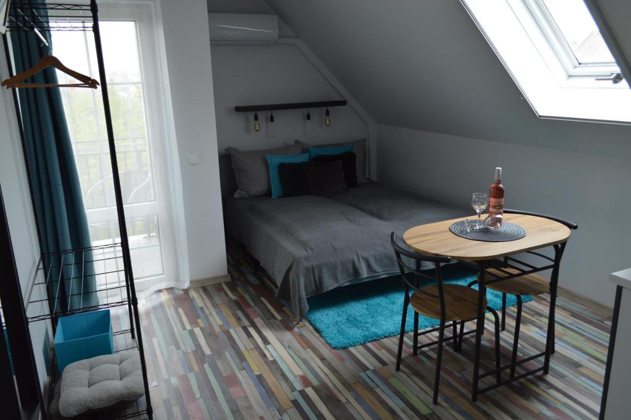 ティハニ Rebeka Panzio Bed & Breakfast エクステリア 写真