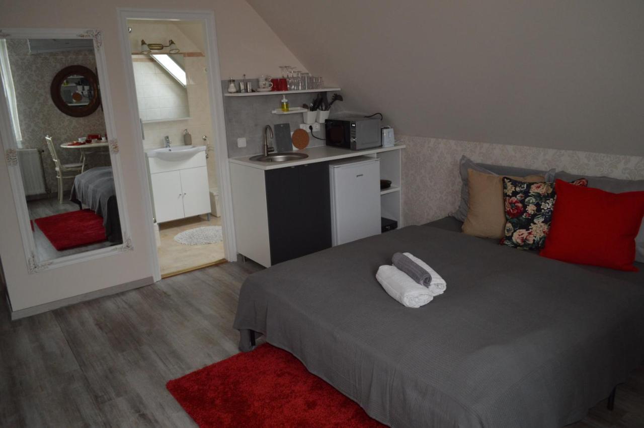 ティハニ Rebeka Panzio Bed & Breakfast エクステリア 写真
