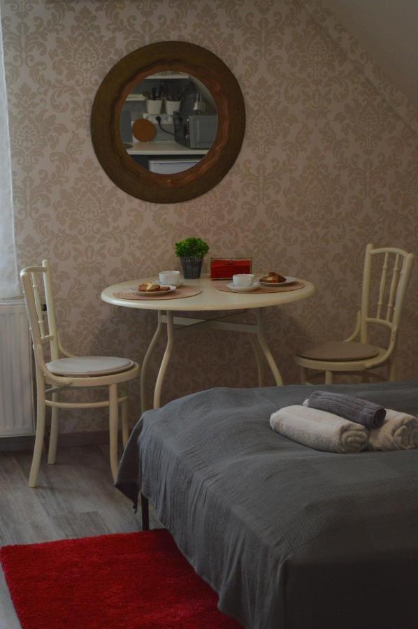 ティハニ Rebeka Panzio Bed & Breakfast エクステリア 写真