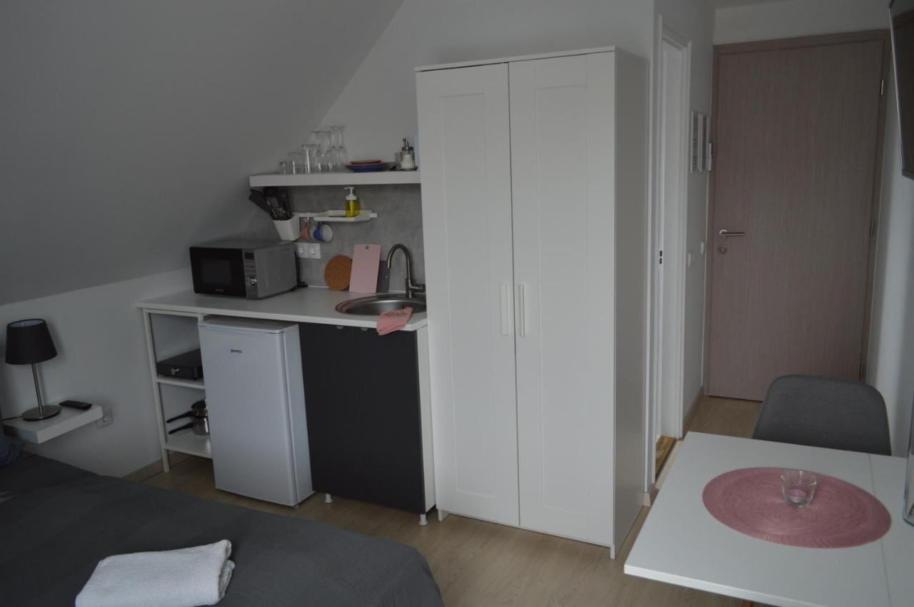 ティハニ Rebeka Panzio Bed & Breakfast エクステリア 写真