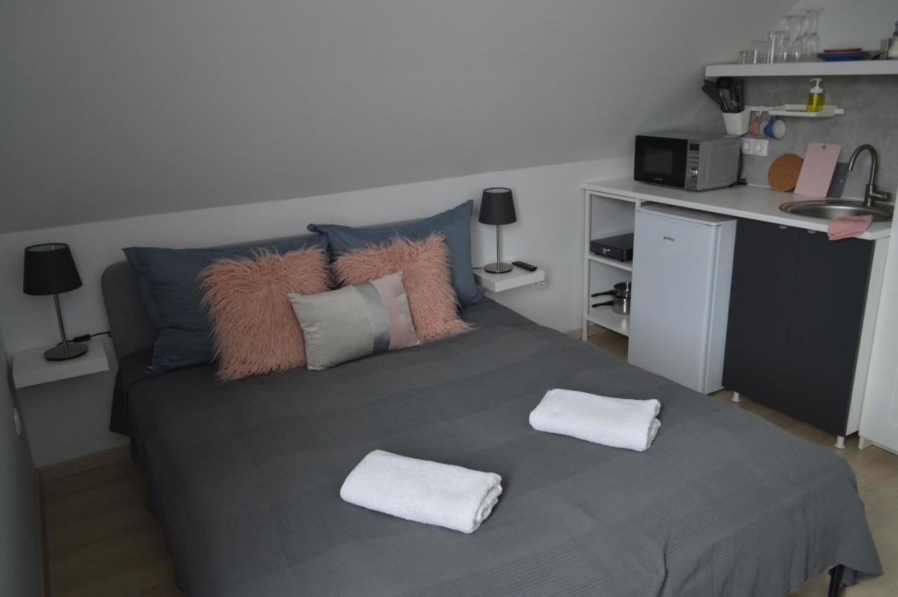 ティハニ Rebeka Panzio Bed & Breakfast エクステリア 写真
