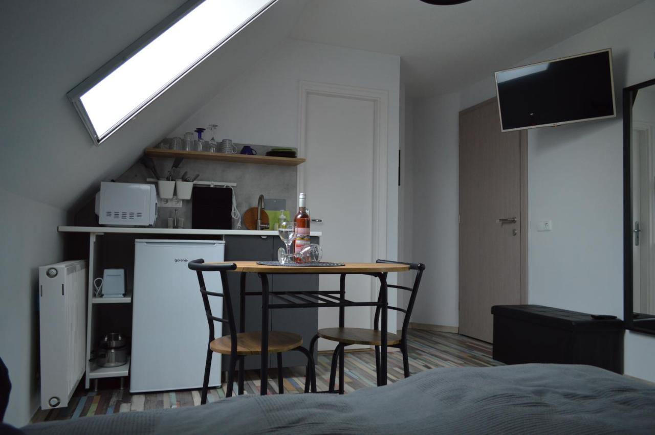 ティハニ Rebeka Panzio Bed & Breakfast エクステリア 写真